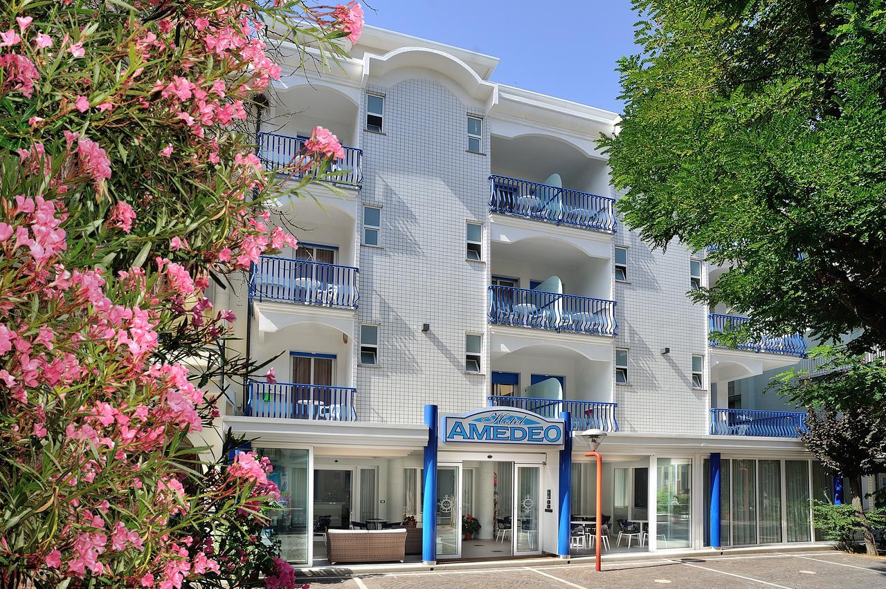 Hotel Amedeo Misano Adriatico Buitenkant foto